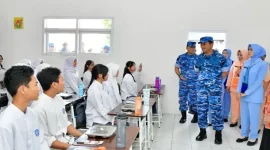 Kepala Staf Angkatan Udara (Kasau) Marsekal TNI M. Tonny Harjono, S.E., M.M., meninjau langsung program ketahanan pangan dan pelaksanaan program Makan Bergizi Gratis (MBG) di Lanud Sulaiman, dalam rangkaian kunjungan kerjanya, Jumat (21/2/2025). - Foto Puspen TNI