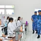 Kepala Staf Angkatan Udara (Kasau) Marsekal TNI M. Tonny Harjono, S.E., M.M., meninjau langsung program ketahanan pangan dan pelaksanaan program Makan Bergizi Gratis (MBG) di Lanud Sulaiman, dalam rangkaian kunjungan kerjanya, Jumat (21/2/2025). - Foto Puspen TNI