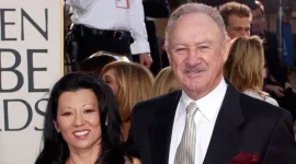 Aktor Gene Hackman bersama istrinya, Betsy Arakawa menghadiri acara Penghargaan Golden Globe Tahunan ke-60 di Beverly Hills, California, 19 Januari 2003. (Foto: Mark J. Terrill/AP Photo)
