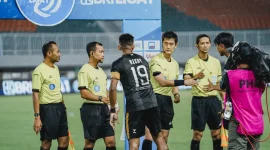 Ketua Umum PSSI, Erick Thohir mengakui kedatangan wasit-wasit internasional yang bertugas memimpin pertandingan di BRI Liga 1 2024/25 dan Pegadaian Liga 2 2024/25 membuat kompetisi sepak bola Indonesia semakin naik kualitasnya. - foto PSSI
