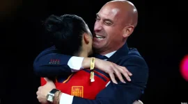 Mantan ketua Federasi Sepak Bola Spanyol, Luis Rubiales (kanan) dan pemain putri, Jenni Hermoso (foto: dok).
