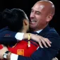Mantan ketua Federasi Sepak Bola Spanyol, Luis Rubiales (kanan) dan pemain putri, Jenni Hermoso (foto: dok).
