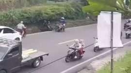 Oknum Patwal di Bogor Memepet Pengendara Motor 