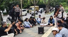 Polsek Pontianak Selatan bersama Personel Polresta Pontianak melaksanakan pengamanan dalam kegiatan Diskusi Bersama CSO dan Mahasiswa yang diselenggarakan oleh Walhi Kalbar di Kantor Pengadilan Tinggi Pontianak, Jalan A. Yani - Foto Polsek Selatan