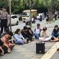 Polsek Pontianak Selatan bersama Personel Polresta Pontianak melaksanakan pengamanan dalam kegiatan Diskusi Bersama CSO dan Mahasiswa yang diselenggarakan oleh Walhi Kalbar di Kantor Pengadilan Tinggi Pontianak, Jalan A. Yani - Foto Polsek Selatan