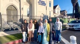 Jemaah Masjid At Thohir di Los Angeles, California (dok: VOA)
