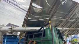 Kronologi Truk Kontainer Tabrak Reklame di Kubu Raya, 