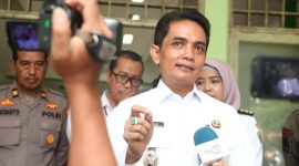  Wakil Wali Kota Pontianak Bahasan menyerahkan secara simbolis bantuan operasional sejumlah Rp1,5 juta kepada masing-masing 561 RT dan 105 RW di wilayah Kecamatan Pontianak Barat. Dana insentif ini merupakan program rutin Pemerintah Kota (Pemkot) Pontianak.