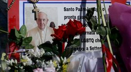 Ummat Katolik meletakkan Bunga, pesan, dan lilin untuk Paus Fransiskus di luar Rumah Sakit tempat Paus Fransiskus dirawat di Roma, Italia (4/5). Paus Fransiskus termasuk di antara lebih dari 300 nama yang dinominasikan untuk Nobel Perdamaian 2025.
