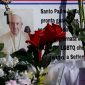 Ummat Katolik meletakkan Bunga, pesan, dan lilin untuk Paus Fransiskus di luar Rumah Sakit tempat Paus Fransiskus dirawat di Roma, Italia (4/5). Paus Fransiskus termasuk di antara lebih dari 300 nama yang dinominasikan untuk Nobel Perdamaian 2025.
