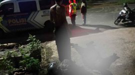 Briptu AA terkapar di tanah selepas dievakuasi warga ke pinggir jalan, Rabu (2/4/2025).(Dokumentasi Polres Metro Bekasi)
