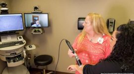 Seorang dokter kulit (di layar) mendeteksi kanker kulit melalui telemedicine (foto: ilustrasi). Perusahaan teknologi Inggris kembangkan sistem deteksi kanker kulit menggunakan AI yang otonom dengan menggunakan telepon pintar.
