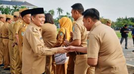 Gubernur Kalimantan Barat, Drs. H. Ria Norsan, M.M, MH, memimpin Apel awal bulan sekaligus silaturahmi bersama seluruh ASN di Lingkungan Pemerintah Provinsi Kalimantan Barat, pada Selasa (8/4/2025) di Halaman Kantor Gubernur Kalimantan Barat. - Foto Pemprov Kalbar