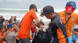 Tim SAR gabungan akhirnya menemukan Pujo (35), korban tenggelam di Pantai Parangtritis, pada Senin (14/4/2025) setelah tiga hari pencarian intensif. Korban ditemukan setelah seorang nelayan melaporkan melihat jasad mengapung di tengah laut. - Foto Jogjainfo