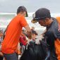 Tim SAR gabungan akhirnya menemukan Pujo (35), korban tenggelam di Pantai Parangtritis, pada Senin (14/4/2025) setelah tiga hari pencarian intensif. Korban ditemukan setelah seorang nelayan melaporkan melihat jasad mengapung di tengah laut. - Foto Jogjainfo