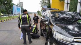 Kamis (4/4/2025), seorang pemudik bernama Budi mengalami pecah ban tepat di depan pintu masuk Rest Area 207A Tol Palikanci arah Jakarta - Foto Satlantas Polres Cirebon