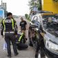 Kamis (4/4/2025), seorang pemudik bernama Budi mengalami pecah ban tepat di depan pintu masuk Rest Area 207A Tol Palikanci arah Jakarta - Foto Satlantas Polres Cirebon