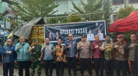 Wakil Gubernur Kalimantan Barat, Krisantus Kurniawan, S.IP, M.Si bersama Bupati Sintang Gregorius Herkulanus Bala membuka pelaksanaan Operasi Pasar di Halaman Pasar Raya Sintang, pada Jumat (11/42025) - Foto Pemprov Kalbar