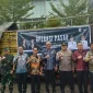 Wakil Gubernur Kalimantan Barat, Krisantus Kurniawan, S.IP, M.Si bersama Bupati Sintang Gregorius Herkulanus Bala membuka pelaksanaan Operasi Pasar di Halaman Pasar Raya Sintang, pada Jumat (11/42025) - Foto Pemprov Kalbar