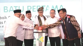 Menteri Kesehatan bersama Menteri, Gubernur Kalbar Ria Norsan, dan Bupati Kubu Raya Sujiwo secara simbolis melakukan penekanan sirine dan peletakan batu pertama Program Hasil Terbaik Cepat (PHTC) Kementerian Kesehatan RI di RSUD Tuan Besar Syarif Idrus, pada Rabu (16/4/2025).  - Foto Pemprov Kalbar