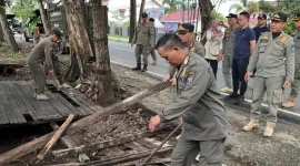 Sebanyak 30 anggota Satpol PP Kota Pontianak menertibkan belasan lapak Pedagang Kaki Lima (PKL) di Jalan Husein Hamzah Kelurahan Pal Lima Kecamatan Pontianak Barat. 