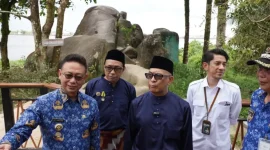 Revitalisasi Makam Kesultanan Pontianak yang berlokasi di Kelurahan Batu Layang Kecamatan Pontianak Utara telah rampung. Penataan kawasan Cagar Budaya yang berada di tepian Sungai Kapuas ini menjadi lebih rapi dan tertata, mulai dari lingkungan makam, waterfront tepian sungai, toilet, kios UMKM dan kawasan sekitar. - Foto Pemkot Pontianak