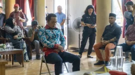 Syaifullah menjalani sidang adat di Rumah Betang Palangka Hadurut, Jalan Temanggung Tilung XVIII, Kota Palangka Raya, Jumat (25/4). -Foto Kaltengpost.com