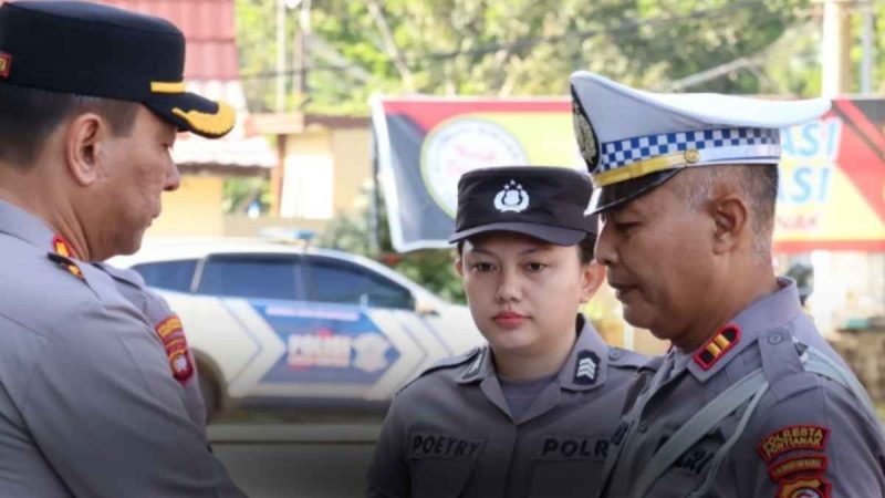 Apresiasi Personel Berprestasi, Kapolresta Pontianak Berikan Penghargaan - Foto Humas Polresta Pontianak