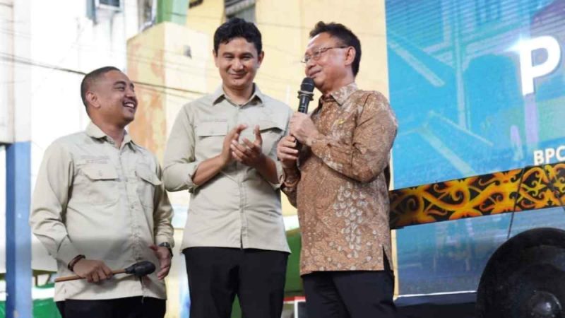 Pelantikan Badan Pengurus Cabang (BPC) Himpunan Pengusaha Muda Indonesia (HIPMI) Kota Pontianak periode 2025-2028 menjadi momen langka dan tak biasa. Pelantikan pengurus yang biasa digelar di hotel atau gedung, kali ini mengambil lokasi di tempat terbuka, tepatnya di Pasar Tengah.