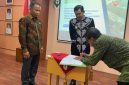 Ketua Dewan Pengawas (Dewas) RSUD dr. Abdul Aziz Singkawang berganti dari Ketua Dewas periode (2020-2024), Yulianus Anus kepada H. Muslimin, Ketua Dewas periode (2025-2029). Serah terima jabatan (Sertijab) Dewas dilaksanakan di Aula RSUD Abdul Aziz, Jumat (2/05/2025). - Foto Humas Pemkot Singkawang