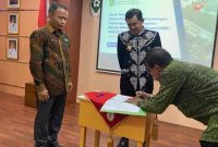 Ketua Dewan Pengawas (Dewas) RSUD dr. Abdul Aziz Singkawang berganti dari Ketua Dewas periode (2020-2024), Yulianus Anus kepada H. Muslimin, Ketua Dewas periode (2025-2029). Serah terima jabatan (Sertijab) Dewas dilaksanakan di Aula RSUD Abdul Aziz, Jumat (2/05/2025). - Foto Humas Pemkot Singkawang