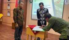Ketua Dewan Pengawas (Dewas) RSUD dr. Abdul Aziz Singkawang berganti dari Ketua Dewas periode (2020-2024), Yulianus Anus kepada H. Muslimin, Ketua Dewas periode (2025-2029). Serah terima jabatan (Sertijab) Dewas dilaksanakan di Aula RSUD Abdul Aziz, Jumat (2/05/2025). - Foto Humas Pemkot Singkawang