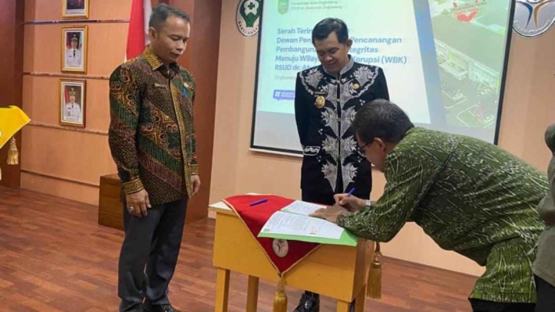 Ketua Dewan Pengawas (Dewas) RSUD dr. Abdul Aziz Singkawang berganti dari Ketua Dewas periode (2020-2024), Yulianus Anus kepada H. Muslimin, Ketua Dewas periode (2025-2029). Serah terima jabatan (Sertijab) Dewas dilaksanakan di Aula RSUD Abdul Aziz, Jumat (2/05/2025). - Foto Humas Pemkot Singkawang