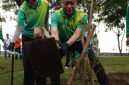 Penanaman Pohon Serentak APEKSI, Taman Surabaya Disulap Jadi Hutan Kota oleh 98 Wali Kota