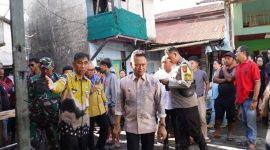 Musibah kebakaran di permukiman padat penduduk di Tanjung Baladewa Kampung Beting Kelurahan Dalam Bugis Kecamatan Pontianak Timur menyisakan puing-puing bangunan. 
