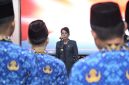 Sebanyak 25 Calon Pegawai Negeri Sipil (CPNS) Formasi Tahun 2024 di lingkungan Pemerintah Kota Singkawang menerima petikan Keputusan Wali Kota Singkawang yang dilaksanakan di Basement Kantor Wali Kota Singkawang, (2/5/2025). - Foto Humas Pemkot Singkawang
