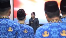 Sebanyak 25 Calon Pegawai Negeri Sipil (CPNS) Formasi Tahun 2024 di lingkungan Pemerintah Kota Singkawang menerima petikan Keputusan Wali Kota Singkawang yang dilaksanakan di Basement Kantor Wali Kota Singkawang, (2/5/2025). - Foto Humas Pemkot Singkawang