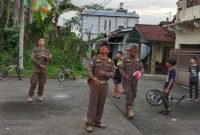 Bagi warga yang tertangkap bermain layangan, akan dikenai denda sebesar Rp500 ribu. Jika tidak membayar denda, Kartu Tanda Penduduk (KTP) milik pelanggar terancam diblokir.
