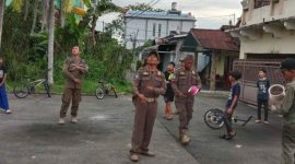 Bagi warga yang tertangkap bermain layangan, akan dikenai denda sebesar Rp500 ribu. Jika tidak membayar denda, Kartu Tanda Penduduk (KTP) milik pelanggar terancam diblokir.
