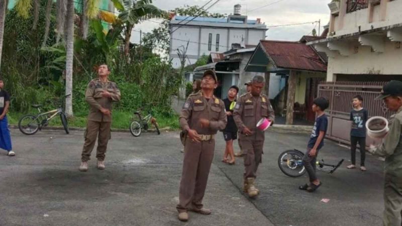 Bagi warga yang tertangkap bermain layangan, akan dikenai denda sebesar Rp500 ribu. Jika tidak membayar denda, Kartu Tanda Penduduk (KTP) milik pelanggar terancam diblokir.
