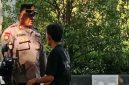 22 Mei 2025. Waka Polsek Pontianak Selatan AKP Sutardi, S. Sos., memberikan teguran dan peringatan secara humanis kepada seorang pedagang es di Jalan A. Yani yang kedapatan menggunakan sepeda listrik tanpa memakai helm. - Foto Humas Polresta Pontianak