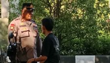 22 Mei 2025. Waka Polsek Pontianak Selatan AKP Sutardi, S. Sos., memberikan teguran dan peringatan secara humanis kepada seorang pedagang es di Jalan A. Yani yang kedapatan menggunakan sepeda listrik tanpa memakai helm. - Foto Humas Polresta Pontianak