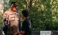 Terekam Aksi Humanis Polisi Tegur Pengendara Sepeda Listrik Tanpa Helm