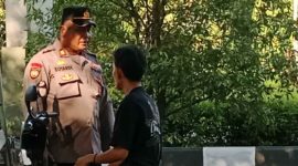 22 Mei 2025. Waka Polsek Pontianak Selatan AKP Sutardi, S. Sos., memberikan teguran dan peringatan secara humanis kepada seorang pedagang es di Jalan A. Yani yang kedapatan menggunakan sepeda listrik tanpa memakai helm. - Foto Humas Polresta Pontianak