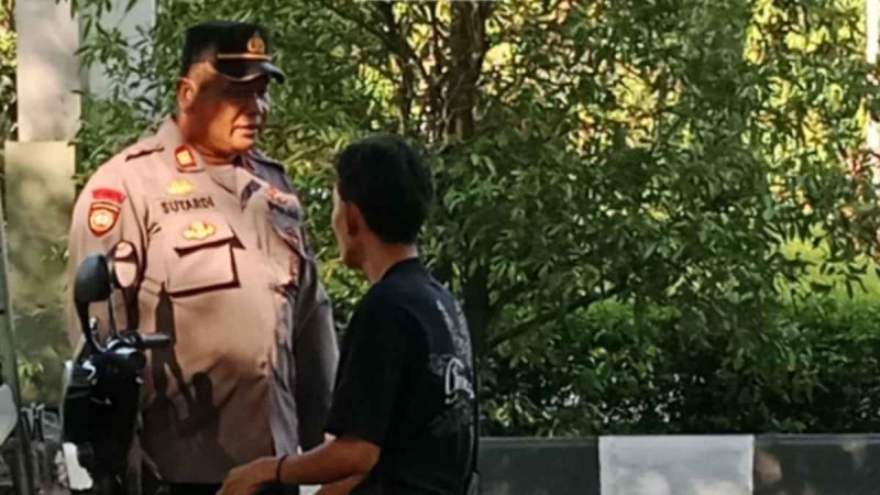 22 Mei 2025. Waka Polsek Pontianak Selatan AKP Sutardi, S. Sos., memberikan teguran dan peringatan secara humanis kepada seorang pedagang es di Jalan A. Yani yang kedapatan menggunakan sepeda listrik tanpa memakai helm. - Foto Humas Polresta Pontianak
