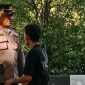22 Mei 2025. Waka Polsek Pontianak Selatan AKP Sutardi, S. Sos., memberikan teguran dan peringatan secara humanis kepada seorang pedagang es di Jalan A. Yani yang kedapatan menggunakan sepeda listrik tanpa memakai helm. - Foto Humas Polresta Pontianak