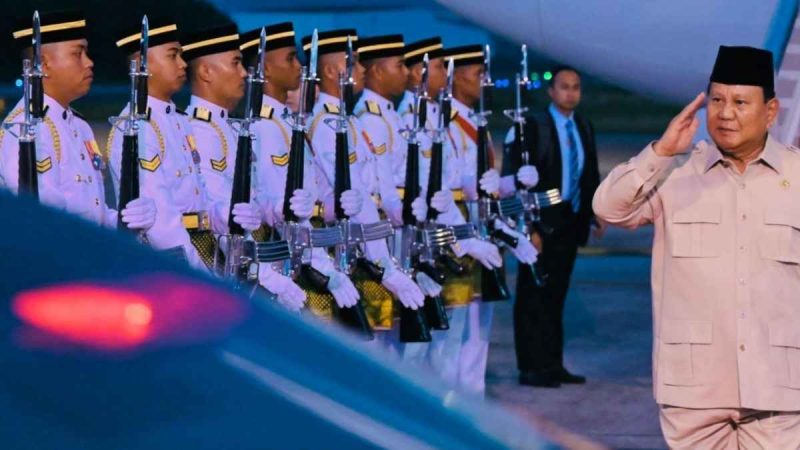 Presiden Republik Indonesia, Prabowo Subianto tiba di Malaysia, pada Minggu, 25 Mei 2025, untuk mengikuti Konferensi Tingkat Tinggi (KTT) ke-46 ASEAN yang akan diselenggarakan di Kuala Lumpur Convention Centre (KLCC). Foto: BPMI Setpres/Laily Rachev
