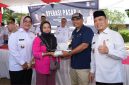 Gubernur Kalbar Ria Norsan saat menghadiri kegiatan Operasi Pasar di Taman Terminal Mempawah, Rabu (23/4/2025) 