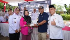Gubernur Kalbar Ria Norsan saat menghadiri kegiatan Operasi Pasar di Taman Terminal Mempawah, Rabu (23/4/2025) 