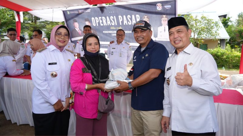 Gubernur Kalbar Ria Norsan saat menghadiri kegiatan Operasi Pasar di Taman Terminal Mempawah, Rabu (23/4/2025) 